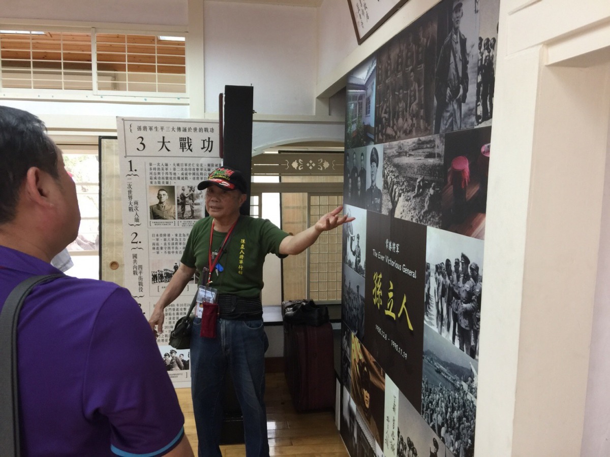 屏東孫立人將軍行館，現正展出許多孫將軍黑白老照片，從中可以看到許多孫將軍與軍犬及大象的身影。屏東縣文化處/提供