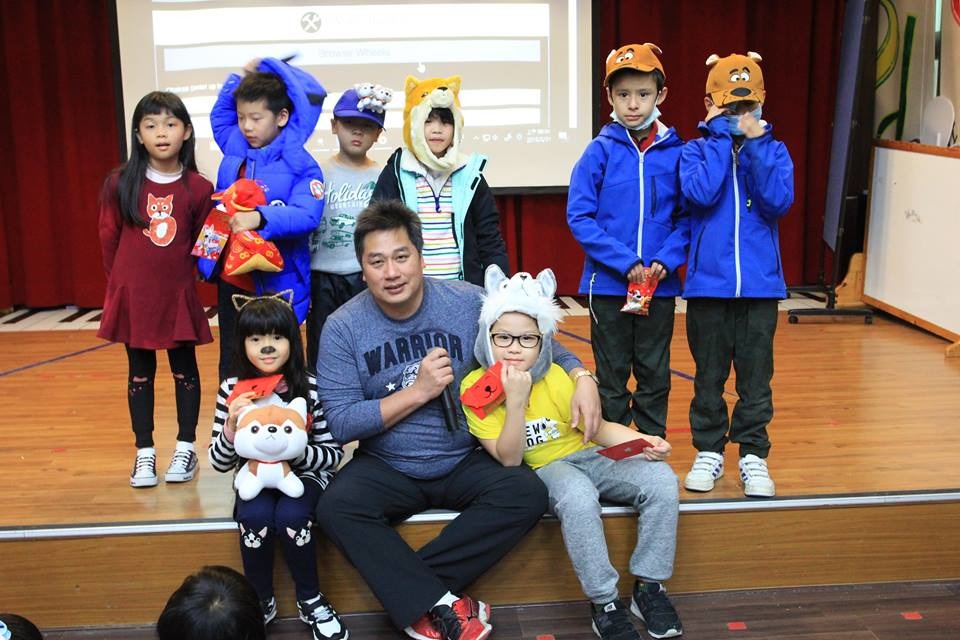 溪山國小在開學日舉辦狗狗造型走秀活動。溪山國小/提供