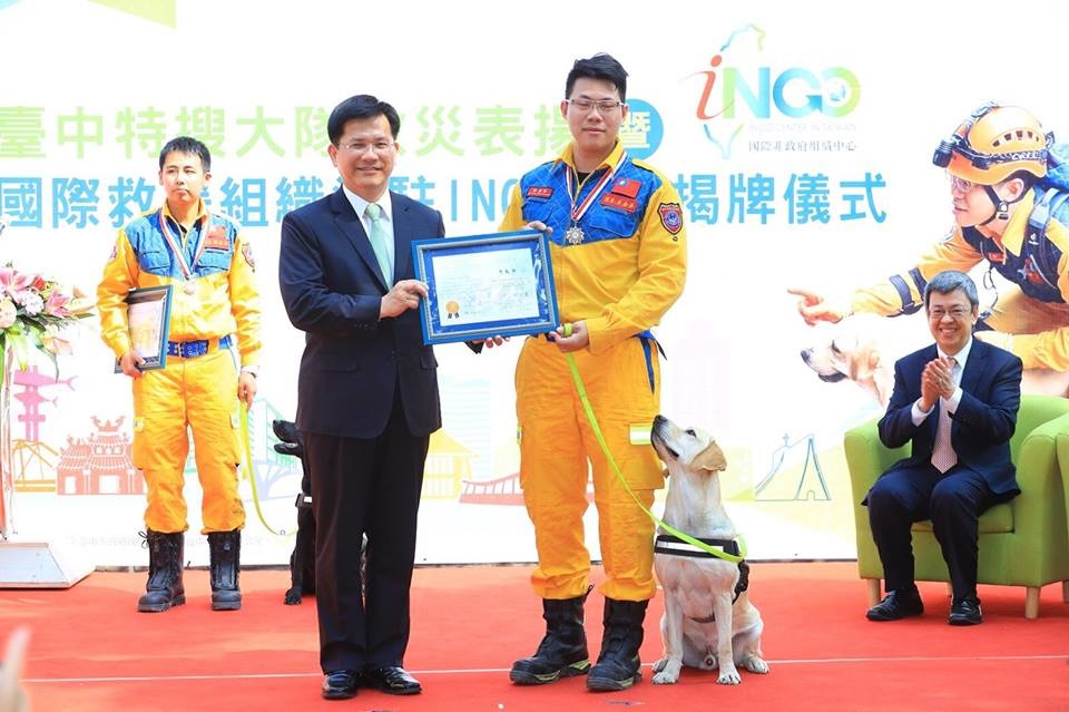 林佳龍頒發忠勇獎章及證書給領犬員李俊昇與搜救犬「鐵雄」、領犬員林佑諄與搜救犬「腿腿」等兩組隊員。台中市政府/提供
