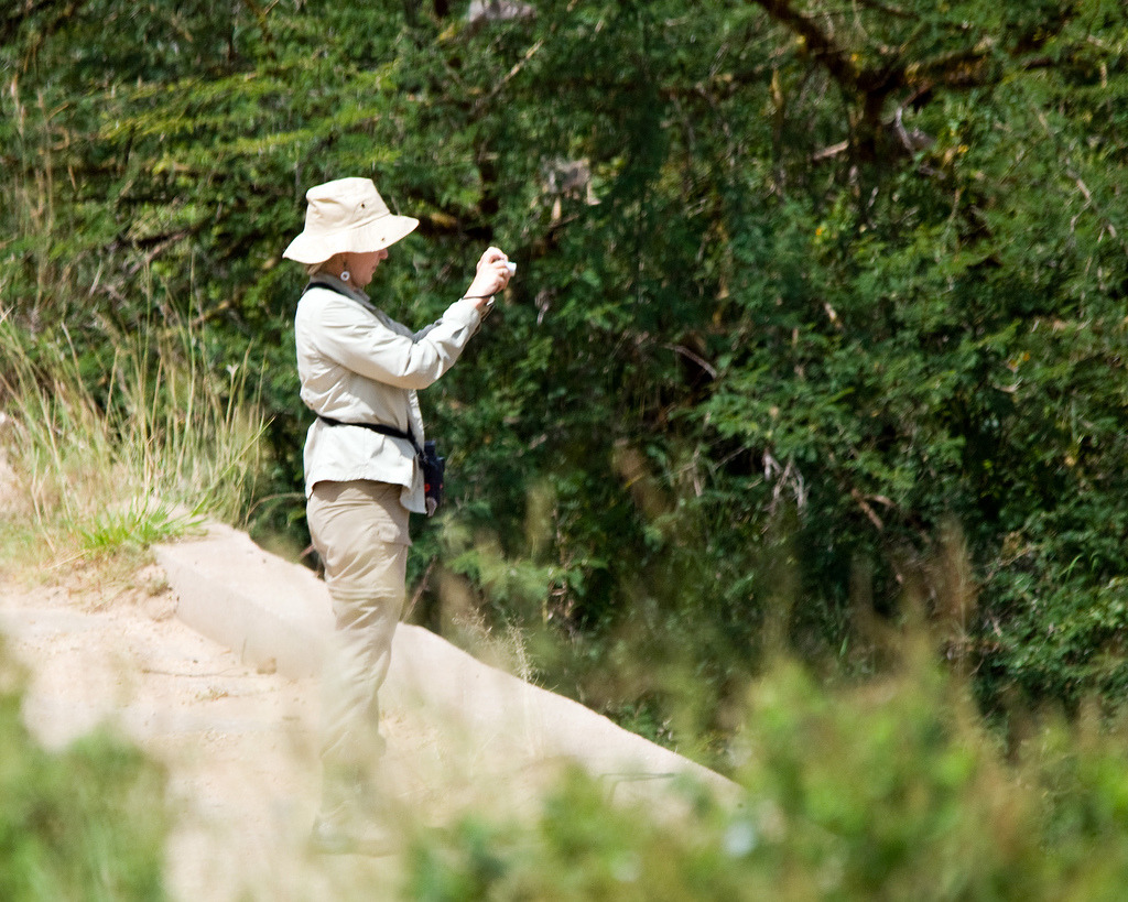 一名遊客拿起相機拍下眼前馬拉河的美景。當枯水期時，河馬排泄物對下游造成的影響不大，然而一到豐水期下游的魚群就要小心了。 Photo: Carol Foil