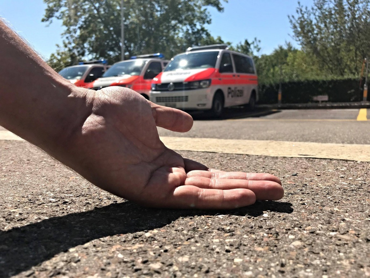 蘇黎世警察局在Po文中也提到，其實他們平常就會幫警用犬穿鞋子，藉此避免牠們的腳掌破壞案發現場，也是為了保護車子的座椅。 Photo: Stadtpolizei Zürich