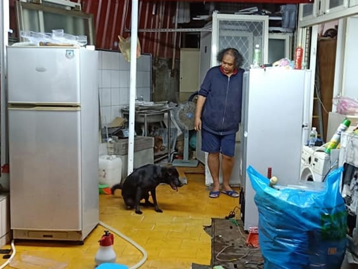 狗主人租了一家小店,替人維修舊電器維生。(Facebook圖片:高泰泰)