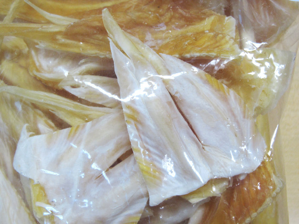 有關當局應為海味店引入標籤制度，令消費者掌握充足資訊。圖為雄性鯊魚的交配器官、圖片由 BLOOM 佘國豪提供。