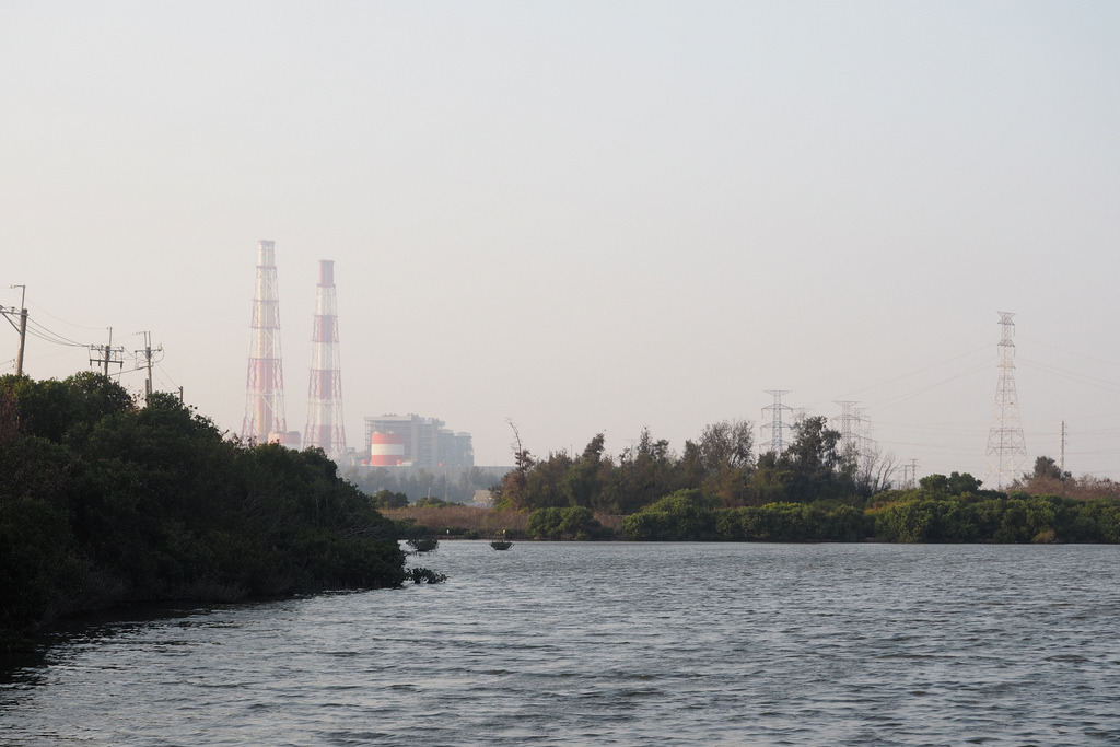 台電興達電廠燃氣機組擴建要利用永安濕地80公頃，環團批黑琵棲地縮減，造成數量大減。攝影：李育琴