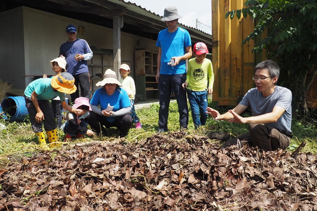 野望生態顧問公司在美濃有塊田舉辦認識土壤動物的體驗活動。攝影：李育琴