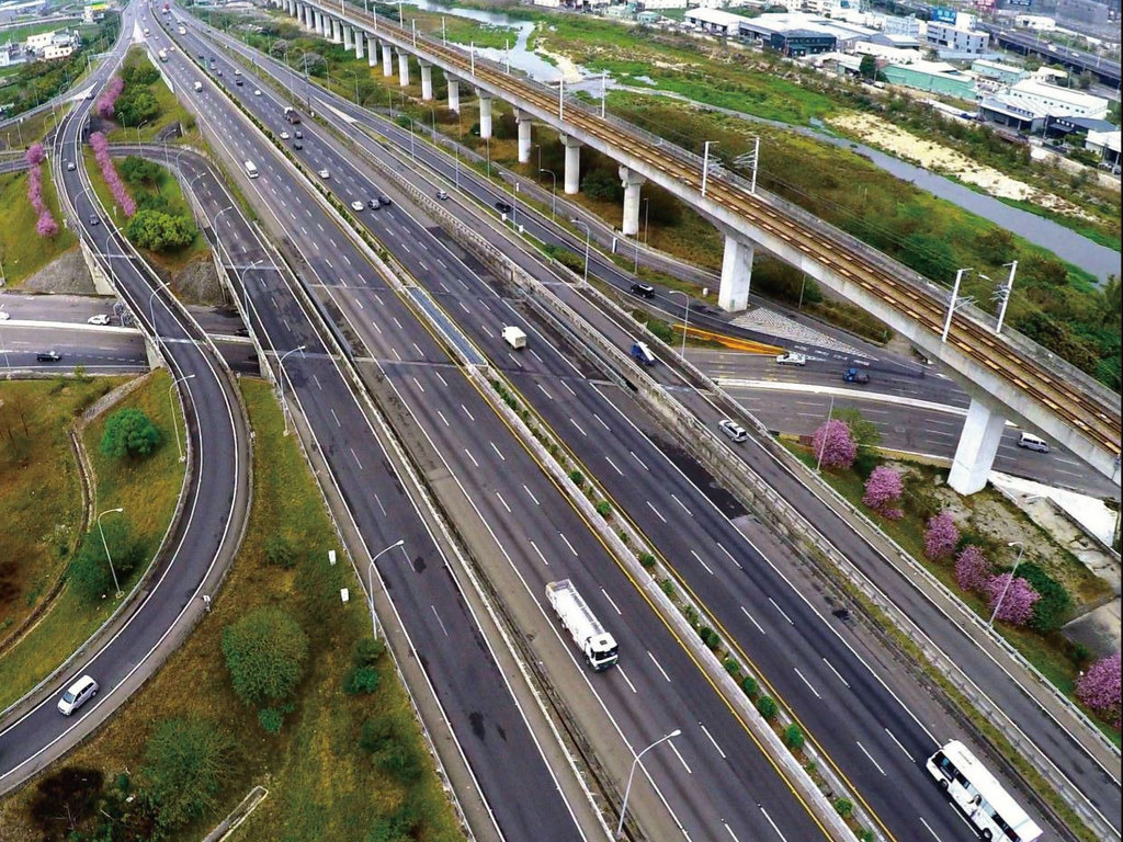 道路開發帶來屏障效應，使得兩旁的野生動物無法交流。圖為國道1號南屯交流道。攝影：視群傳播事業有限公司；高公局提供