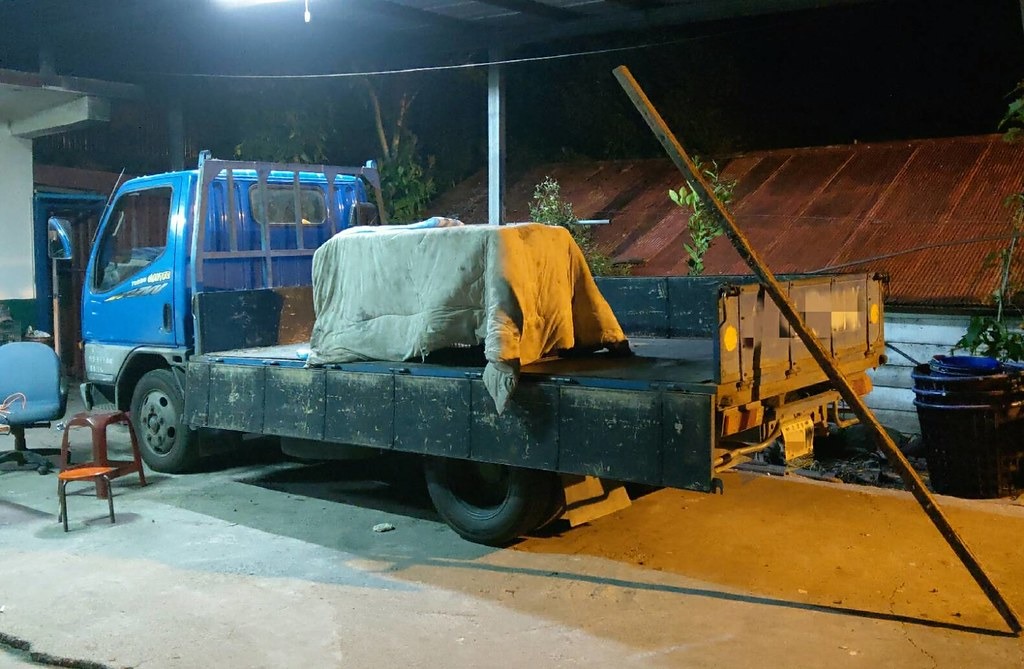 利稻村民捕獲黑熊後，先用被單覆蓋誘捕籠，避免過度干擾黑熊。照片提供：台東林管處。