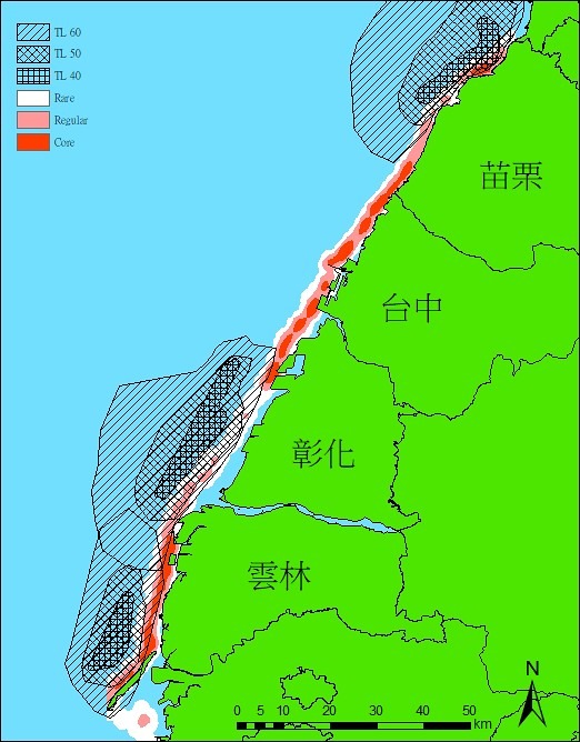 中華白海豚核域密度與以及風場打樁時噪音影響範圍。斜線區域為(RMS)160dB re 1 μPa影響範圍,交叉網格區域為(RMS)170dB re 1 μPa(約SEL 160dBre 1 μPa2s)影響範圍,米字形網格區域為(RMS)180dB re 1 μPa影響範圍。核域分析的活動分布:紅色是50%核心範圍,淺紅色外緣是90%家域活動範圍,白色外緣是100%全分布範圍。圖表來源:台大鯨豚實驗室