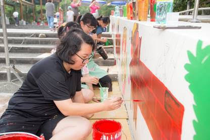 師生聚精會神地作畫。特生中心/提供 施禮正/攝