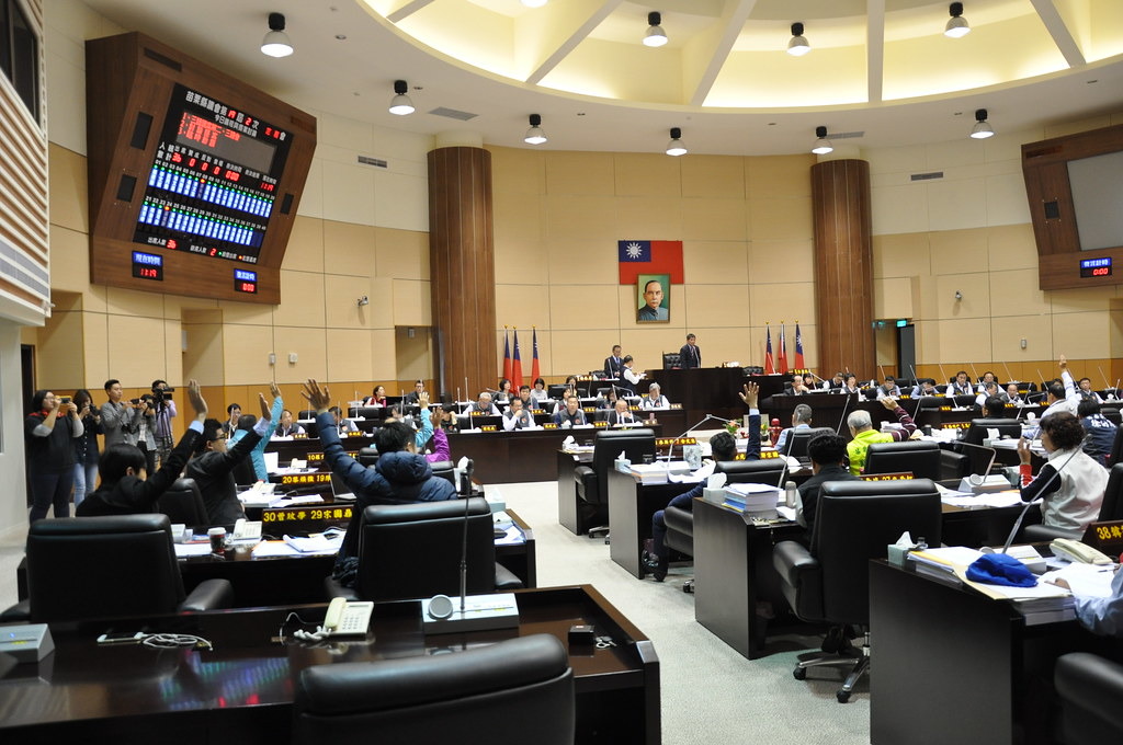 《苗栗縣石虎保育自治條例》過關，創下全國首例。上圖為議長鍾錦東敲下議事槌，孫文臨攝。