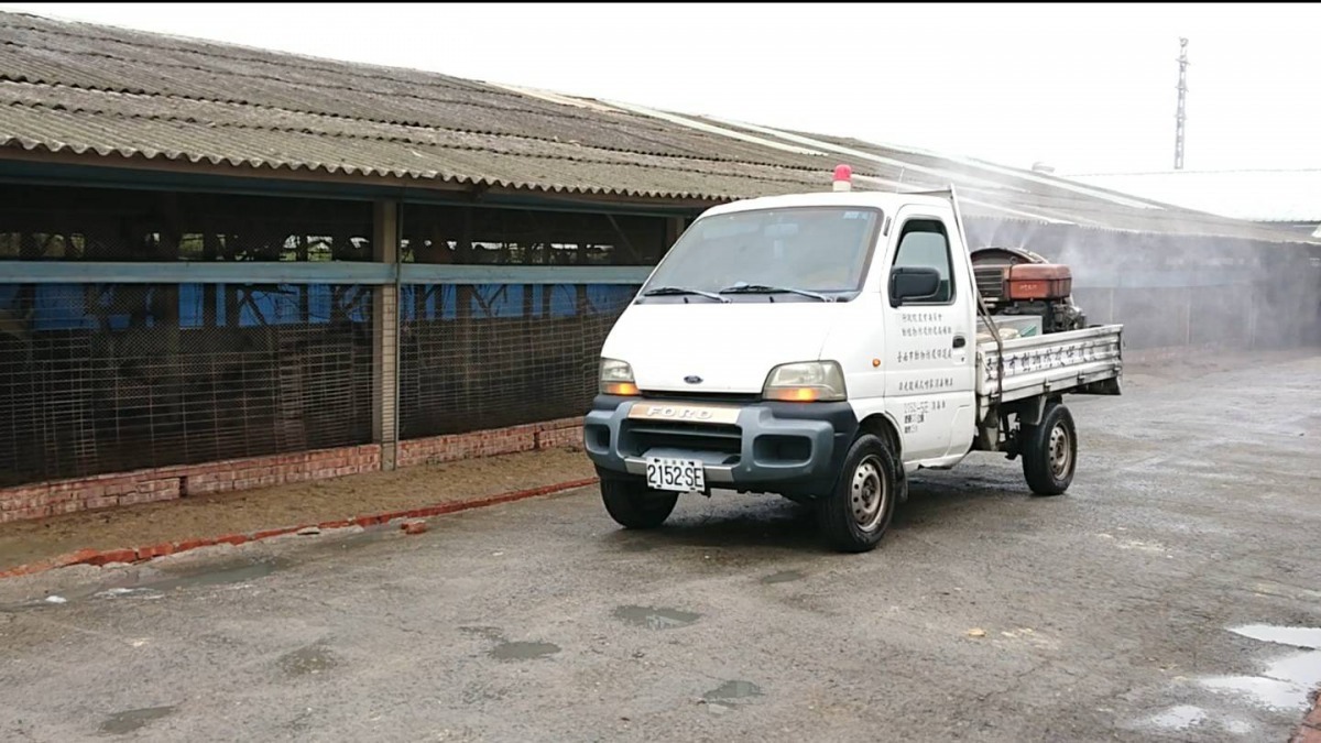 噴霧車在感染禽流感的養雞場外進行消毒。圖／台南市動保處提供