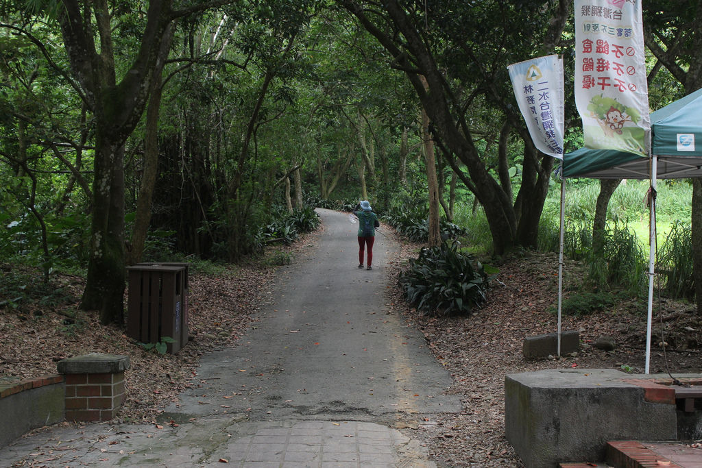 人們習稱「豐柏步道」，正確的說法是松柏嶺登廟步道，圖為步道入口。攝影：廖靜蕙