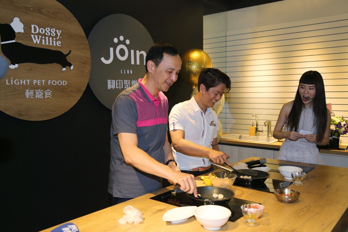 朱立倫出席全台第一家寵物飲食文化館，並親自下廚烹調了一道寵物專屬「西西里雞肉丸子」料理。雨林/翻攝