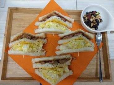 咪可思啾芭-貓中途寵物餐廳的三明治餐點。臺灣咪可思關懷流浪動物協會 /提供