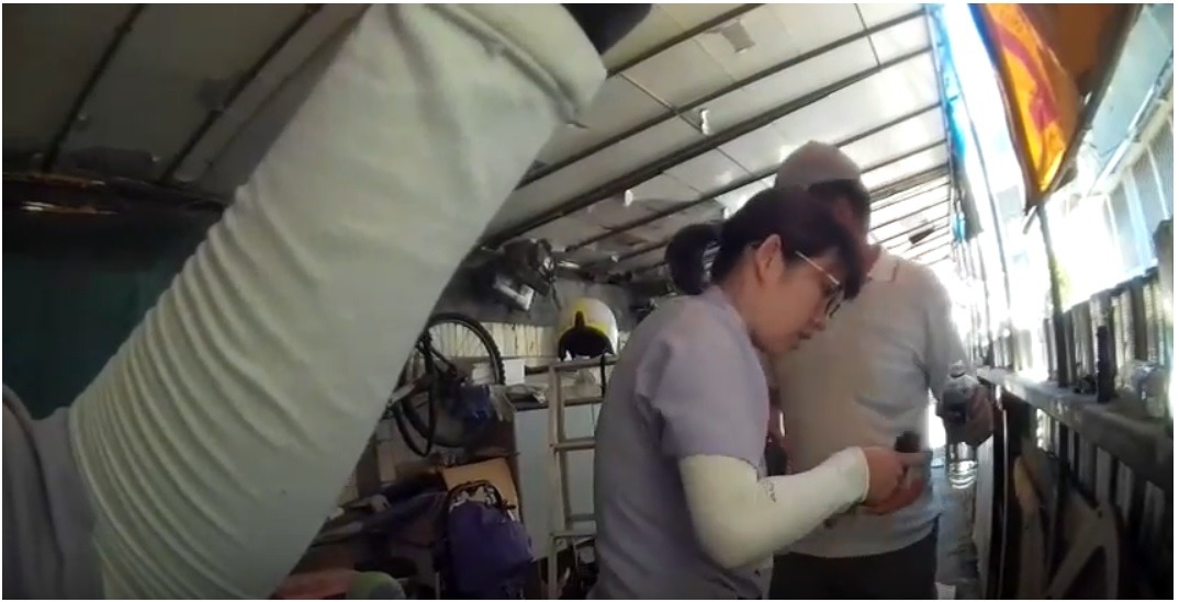 小奶貓被救出後相當虛弱,警方和民眾齊力為貓咪按摩打氣。雨林/翻攝