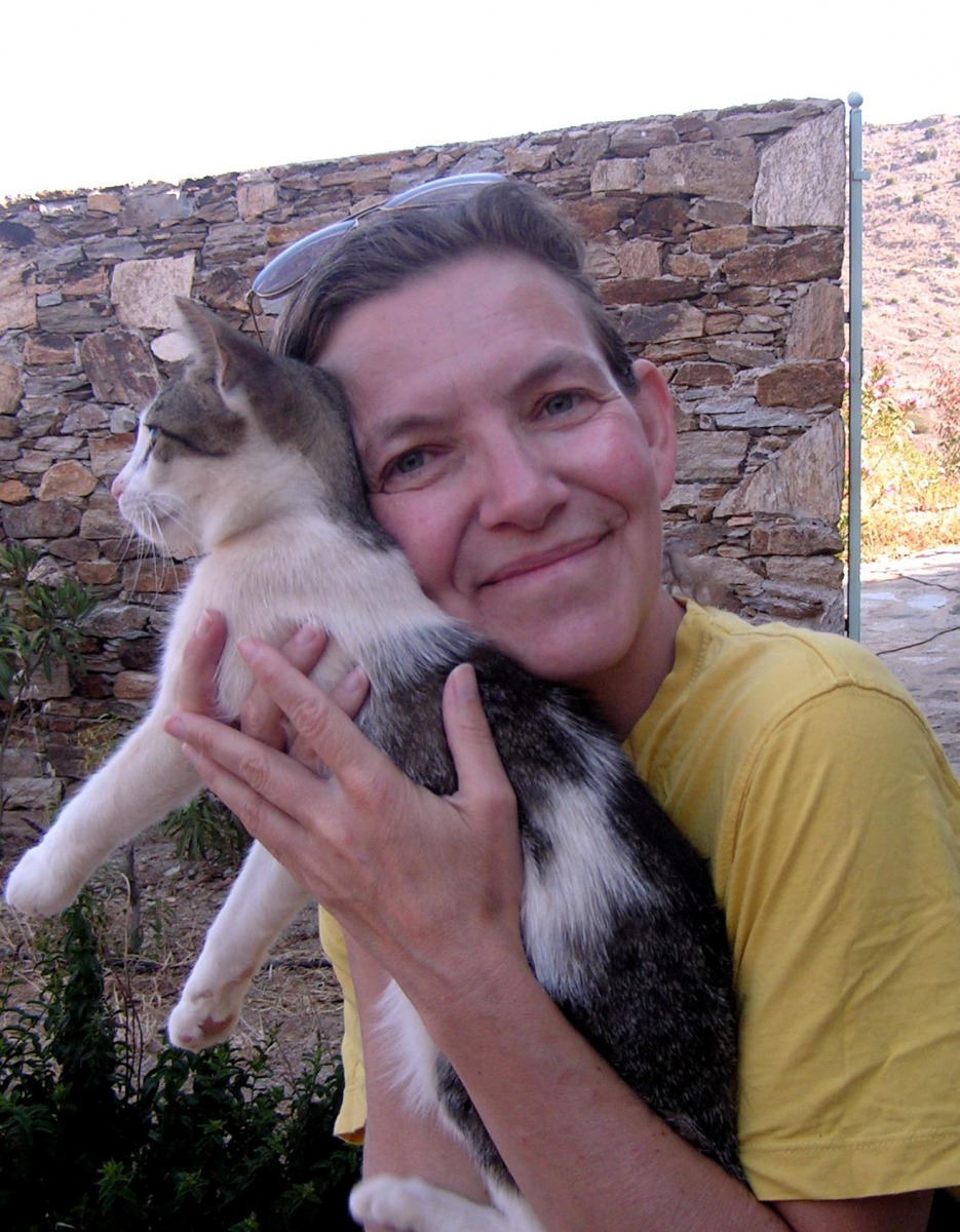 圖為在希臘錫羅斯島上經營貓咪庇護所的鮑威爾。透過她和相關人士的努力，現在島上已經很少看到受苦的貓咪了。 Photo: Gods Little People Cat Rescue