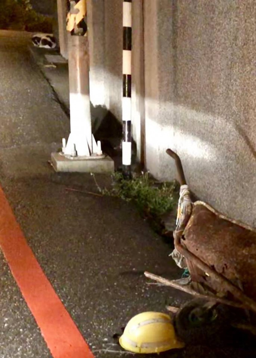 拾荒車與安全帽,都是老翁留下的。(花蓮人@facebook)