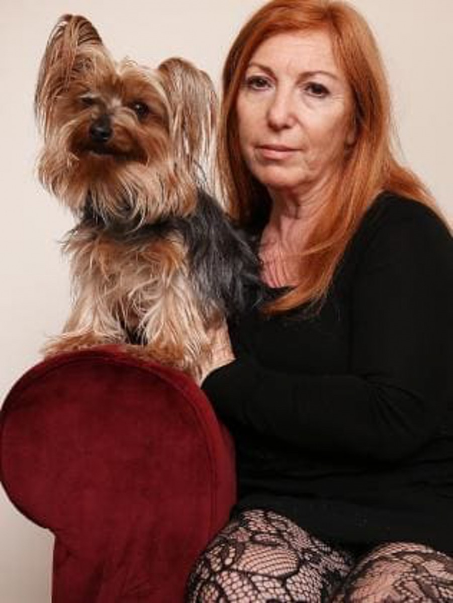 Tracy為了保住愛犬,決定讓牠接受治療犬訓練。Tracy的女兒Isabelle及Lola。(Daily Telegraph)