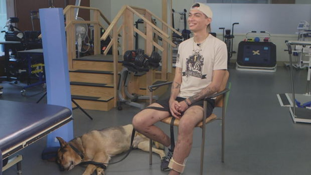 Alcoser指:「軍犬們總是走在最前線,確保牠們身後的人的安全。」(CBS)