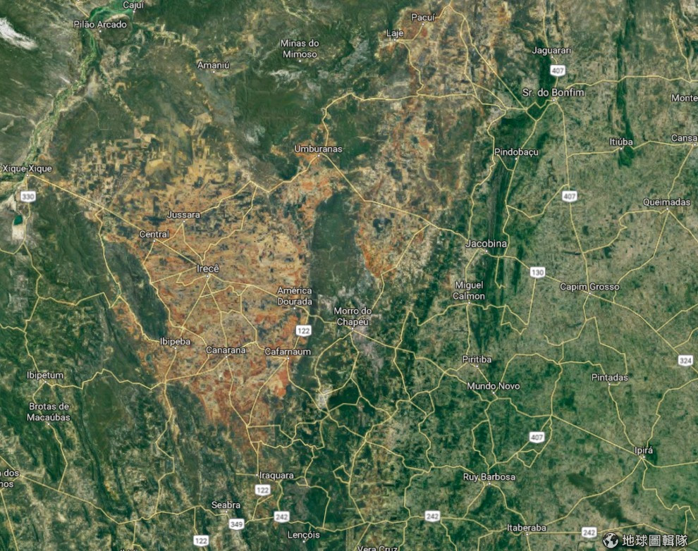 用GoogleMap看看到底白蟻丘從太空中看起來長怎樣,衛星空照圖中黃褐色處是遭到人為開發的地方,白蟻丘就在這裡。 地球圖輯隊