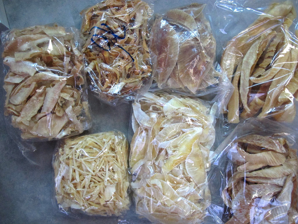 香港市售的魚翅品種繁多，當中有接近三分之一是被《世界自然保護聯盟瀕危物種紅色名錄》（IUCN 紅色名錄）列為「絕種威脅」的物種。圖片由 BLOOM 佘國豪提供。