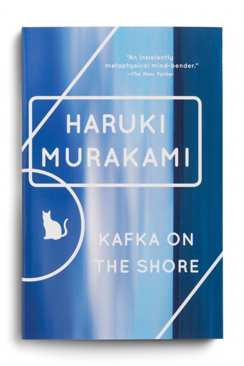村上的作品中經常會有貓出現，例如小說《海邊的卡夫卡》，就連書本封面也印有貓。（Haruki Murakami）