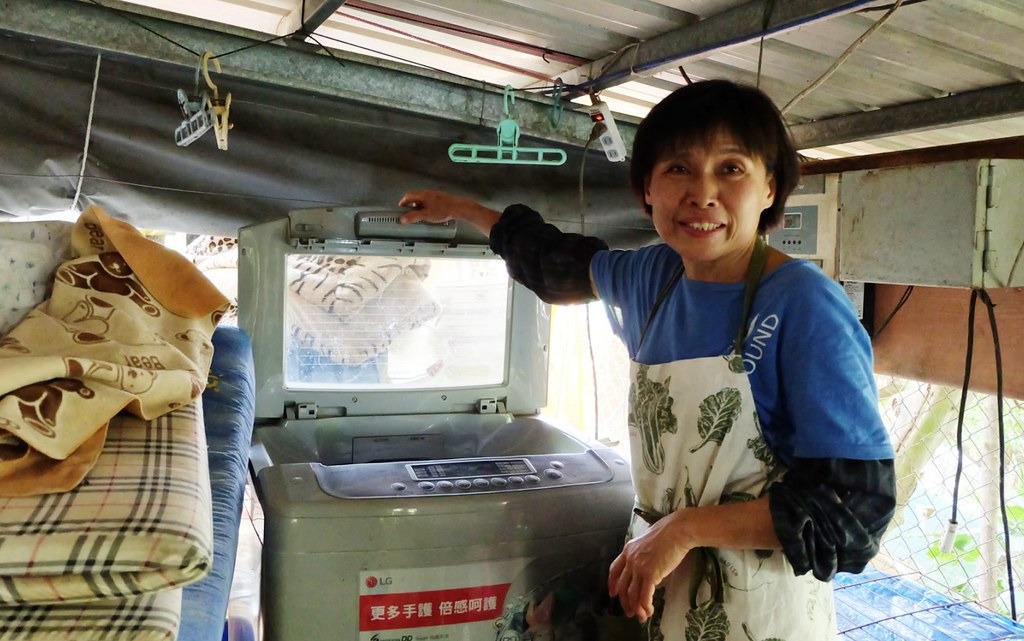 洗衣機初體驗。第三期完工後,卓媽媽首次洗衣也有電。攝影:陳文姿