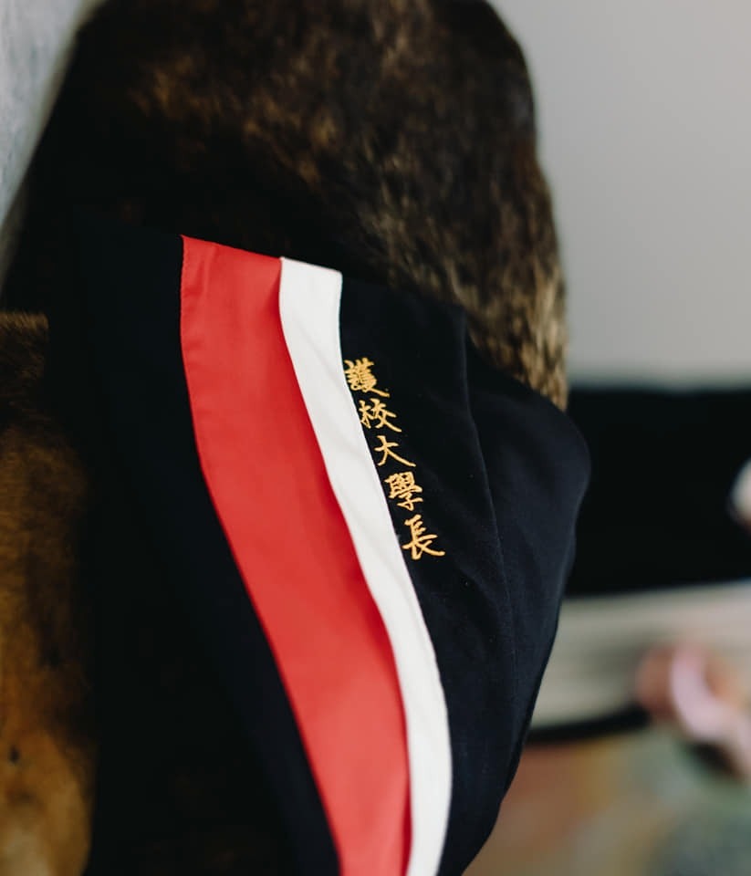 畢業領巾繡上「護校大學長　太狼」的字樣。（Facebook圖片：東吳大學搖尾巴社）