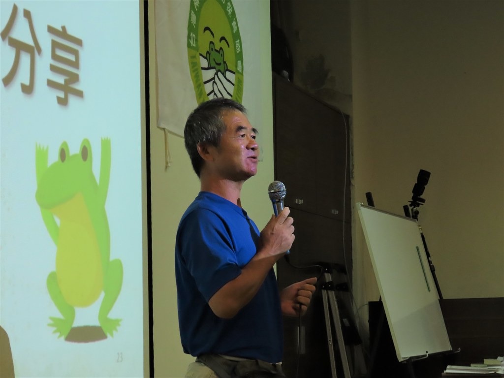 陳玉松現身說法，為了拍攝中國樹蟾，意外發現台灣特有新種諸羅樹蛙。攝影：廖靜蕙