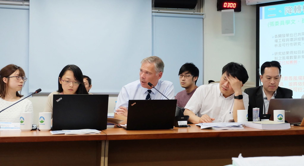 雲彰風場委託國外公司NIRAS進行降轉可行性研究，外國專家說明海上並無可用的降轉案例。攝影：陳文姿