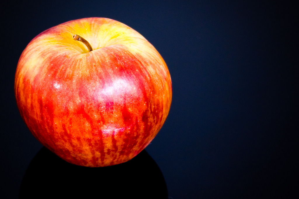 研究人員沒想到,在上述兩個實驗中,倭黑猩猩都選了壞人的蘋果。 Photo: Rodrigo Denúbila