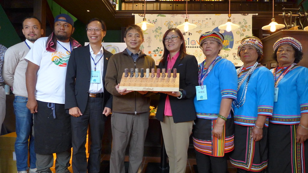 慈心基金會與當地的布農族迪娜共同致贈「布農豆豆種籽標本盤」送給林務局。孫文臨攝