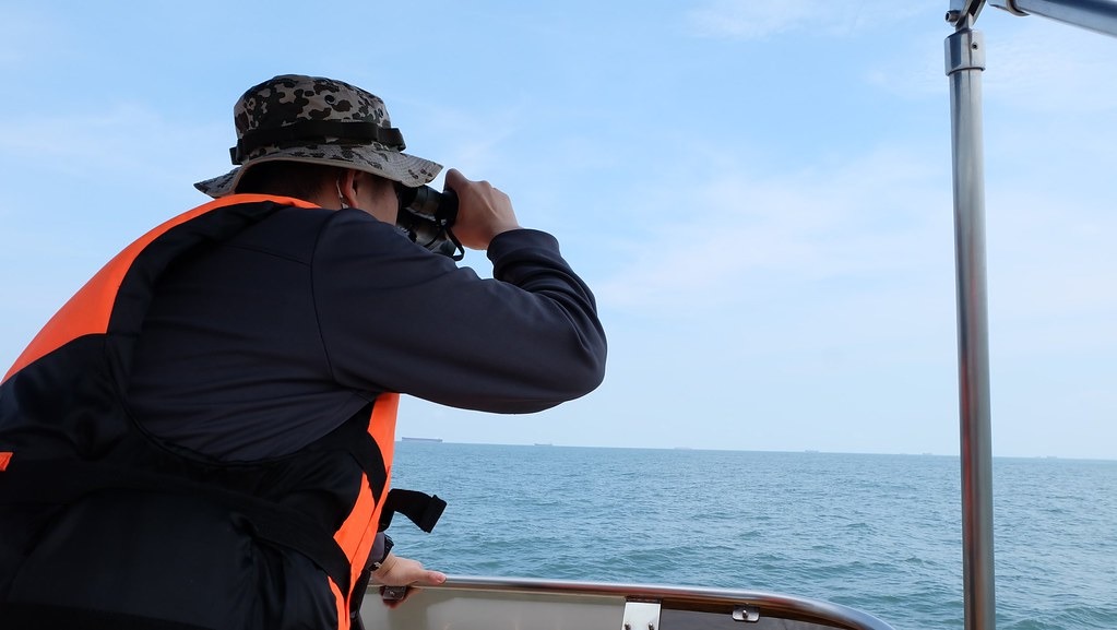 鯨豚觀察員機制,目測觀察周遭是否有鯨豚出沒。攝影:陳文姿。