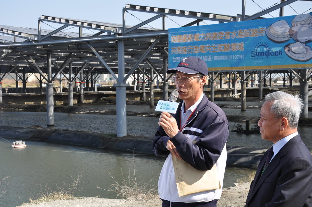 水試所海水繁養殖研究中心主任葉信利與向陽優能董事長陳貴光，共同說明創育中心合作方式。孫文臨攝