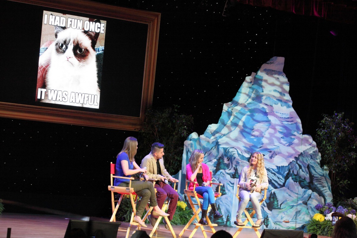 2014年，不爽貓的主人本德森(右一)抱著不爽貓出席活動，大螢幕上投影出當初讓不爽貓紅透半邊天的梗圖。 Photo: Sam Howzit