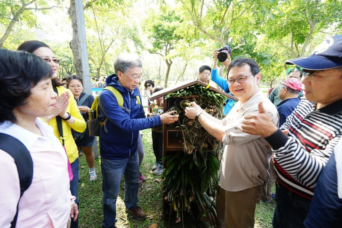 台北市公園處黃立遠處長(右二)示範生物旅館的建置。台北市公園處/提供