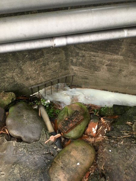 強鹼廢水透過圍牆排放口排出。新北市環保局/提供