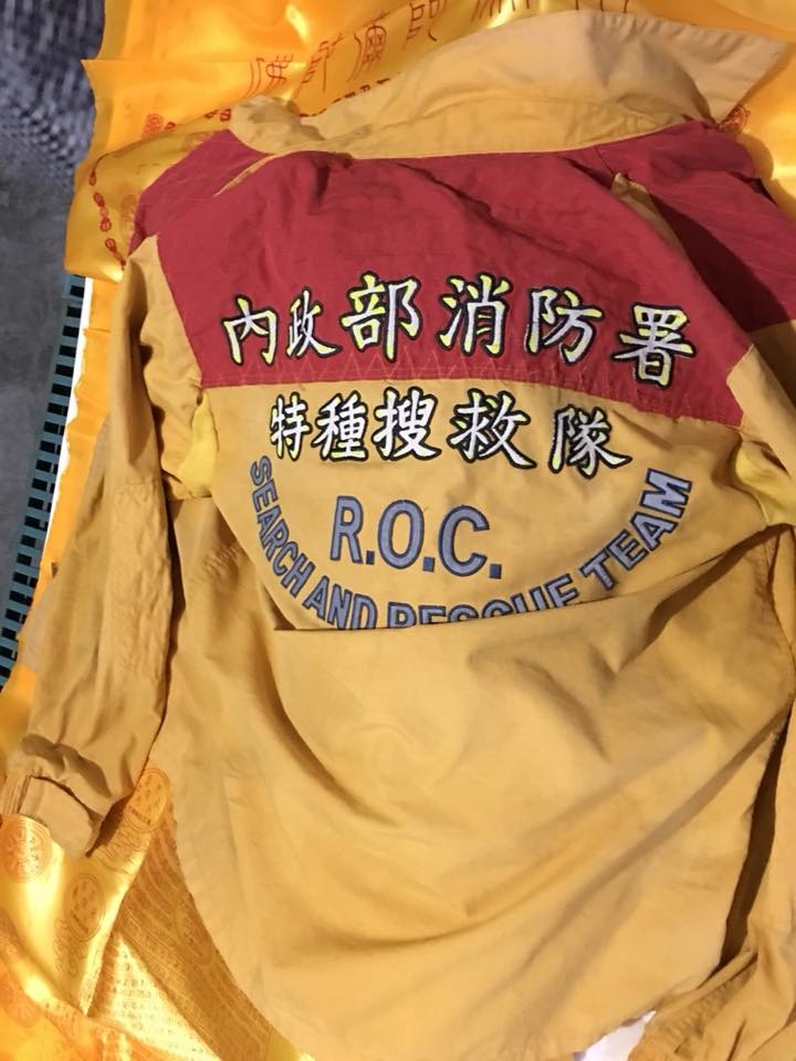 領犬員詹天文在個人臉書刊出哀悼圖文,網友紛紛留言祝福「亞當」一路好走。翻攝自臉書/Buzz