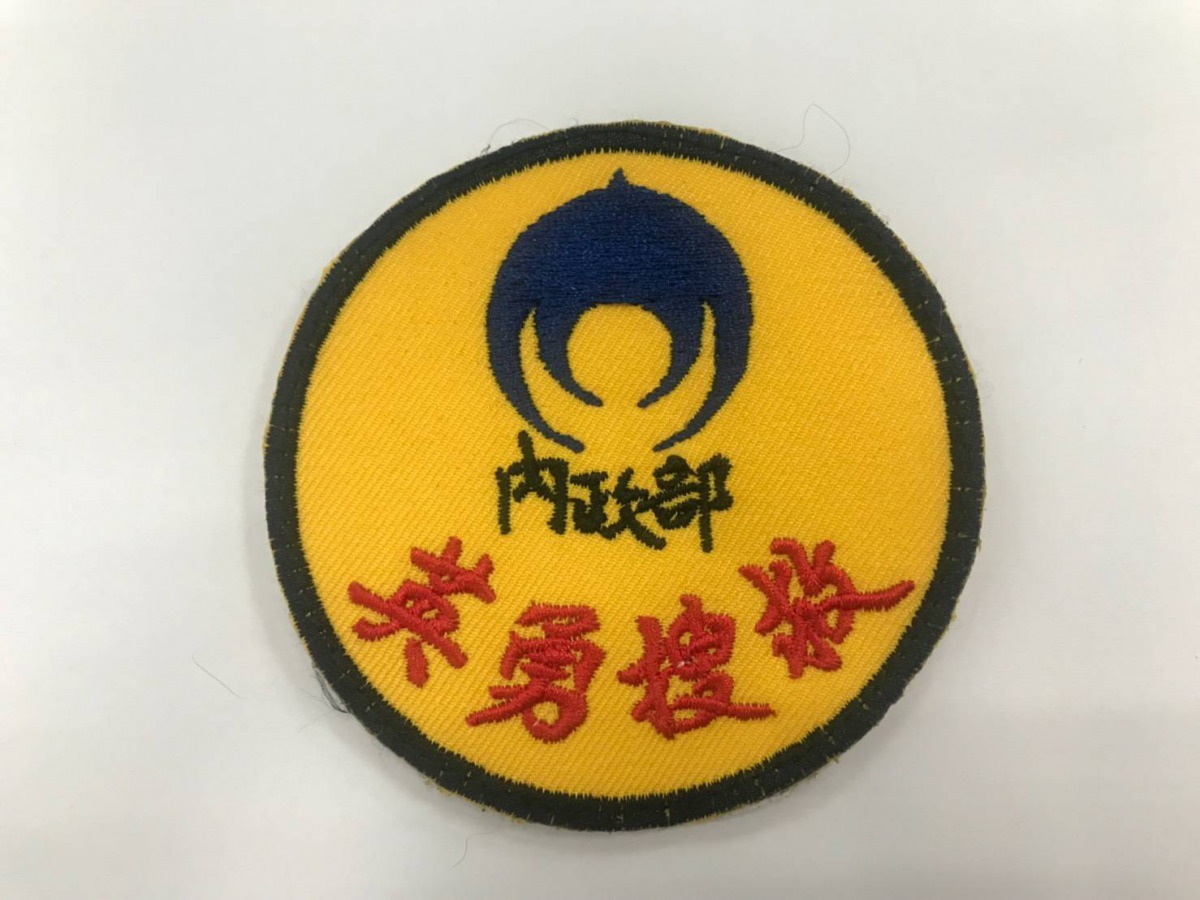 參加救災的搜救犬代表獲得「英勇搜救胸章」一枚。周聰吉/提供