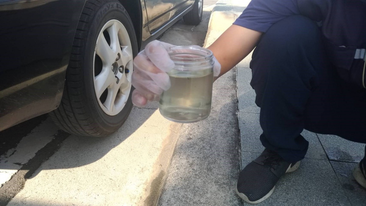 台中市環保局檢驗梧棲大排水質，初判水中溶氧程度不足致魚群死亡。台中市環保局/提供