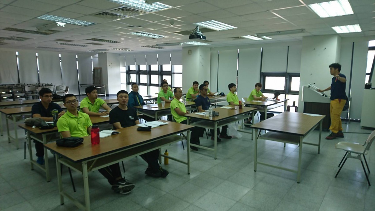 花蓮縣消防局為培訓專屬搜救犬隊，委託消防署特種搜救隊為其辦理領犬員體驗訓練活動。周聰吉/提供