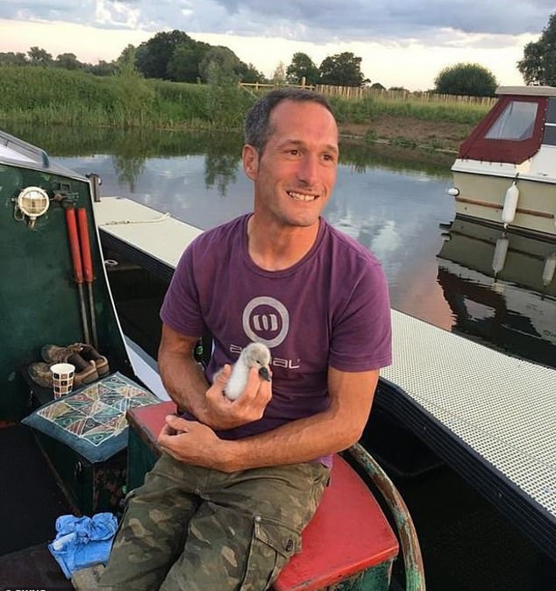 Rob形容自己像是天鵝Sidney的父親,為牠打點一切。(SWNS)