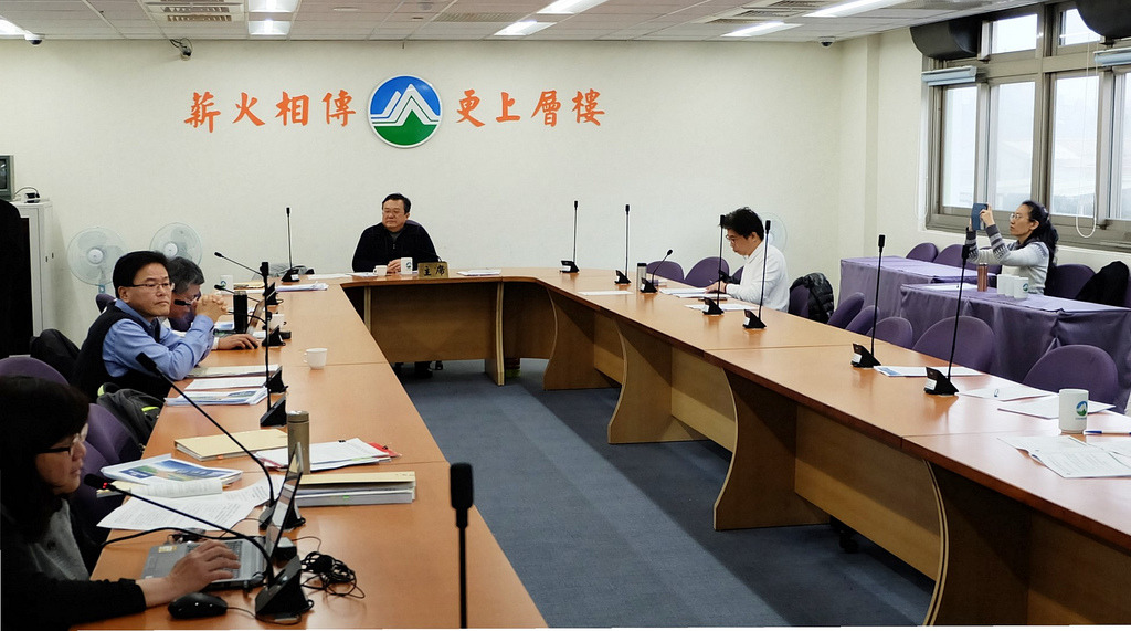 通苑風場環評，委員關注蝙蝠數量變化與鳥擊屍體。攝影：陳文姿