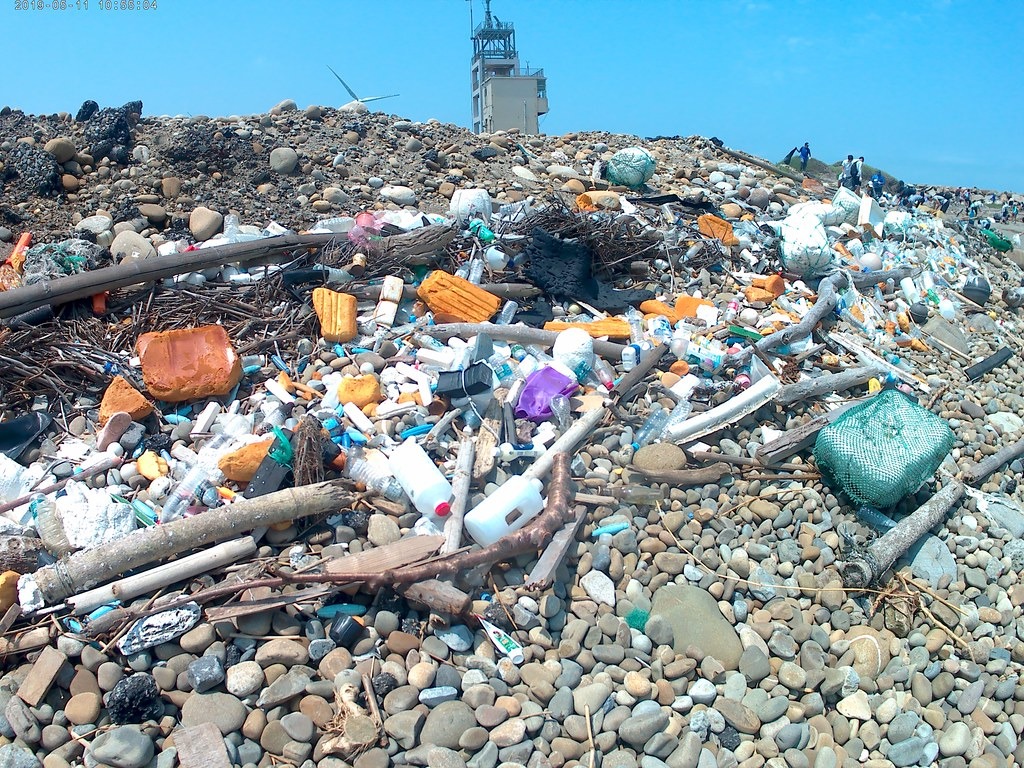 彰化線西鄉沙灘上的垃圾。圖片來源:中研院提供。