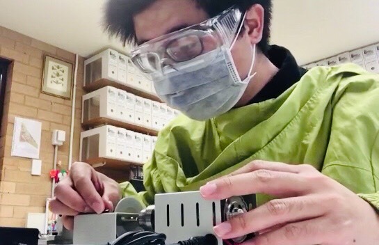 正在切割琥珀的蕭昀。圖片來源：蕭昀