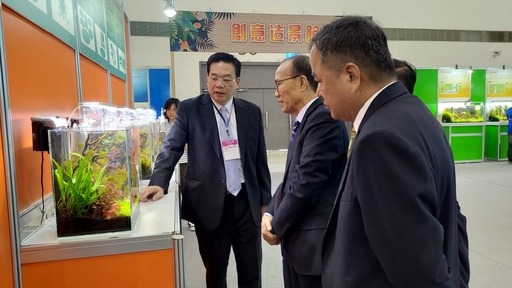 行政院農業委員會陳副主委與漁業署張代理署長會場巡禮。漁業署/提供