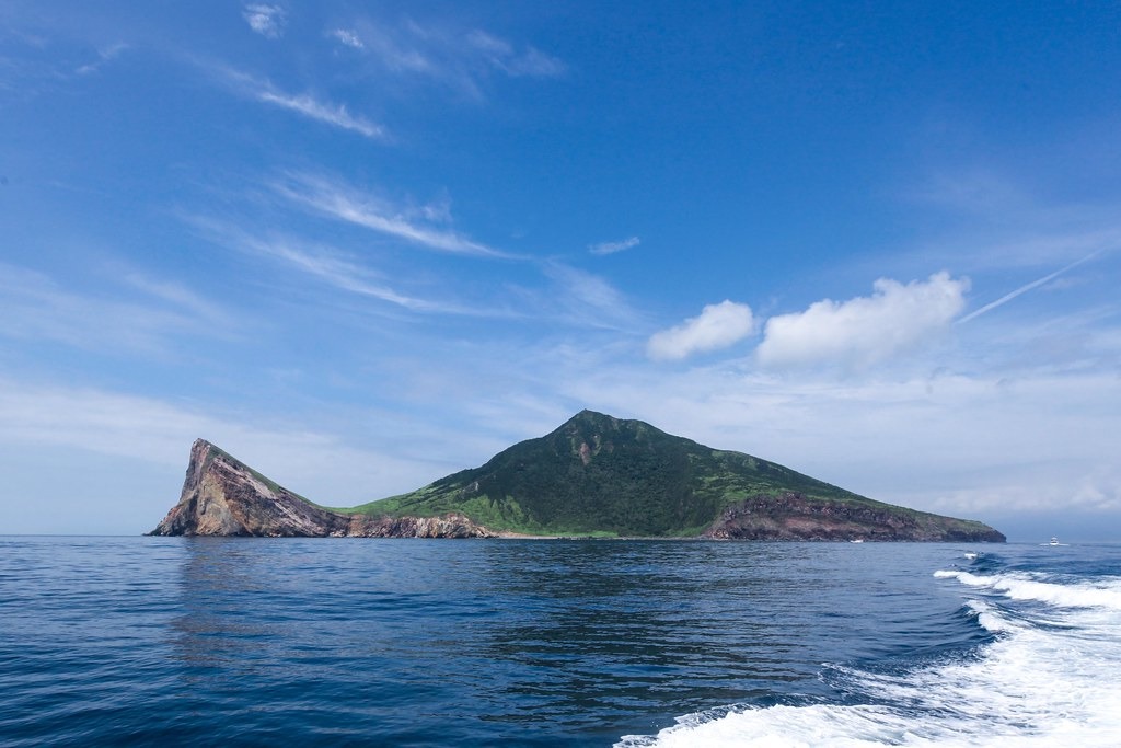 2009年台北大學陳湘繁研究團隊即於龜山島進行台灣狐蝠調查；去年一整年調查，族群數量比過去樂觀。攝影：李偉展