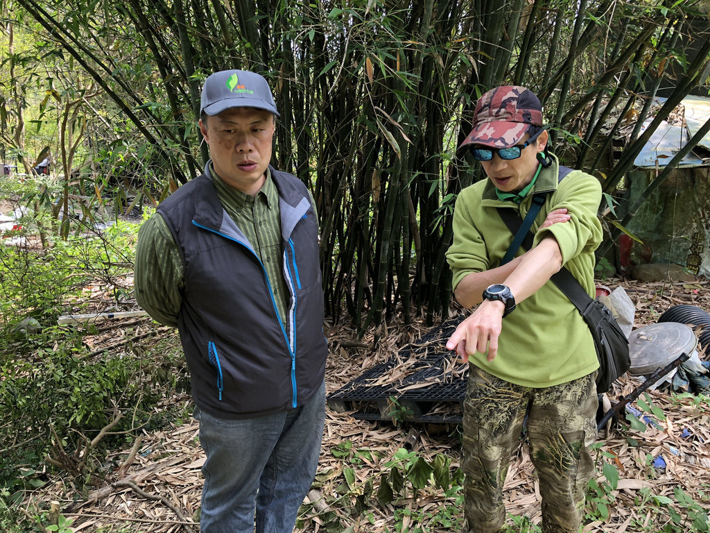 新竹林管處大湖工作站主任林如森（左）與野聲生態顧問公司負責人姜博仁。攝影：廖靜蕙