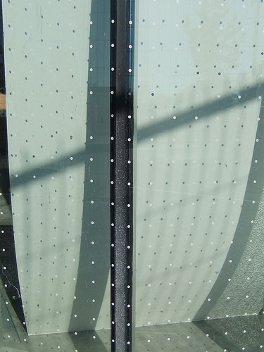 防止鳥撞上玻璃的點狀圖樣。圖片來源：Simon（CC BY-NC-SA 2.0）。