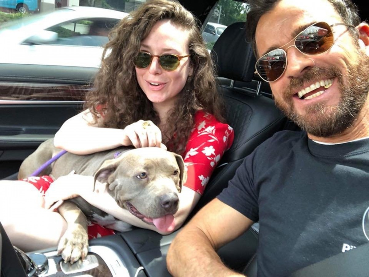 Justin Theroux與狗狗相處融洽。(A Chance to Bloom Dog Rescue)